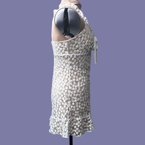 NWT Charmaine White Embroidered Mini Dress Size Medium - Picture 10 of 14